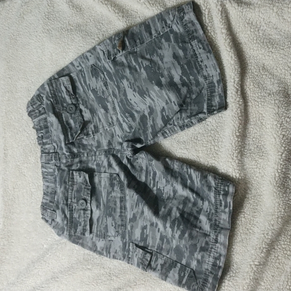 2/$15 Levi's Shorts Size 7 Digital Camo Great condition - Picture 3 of 7